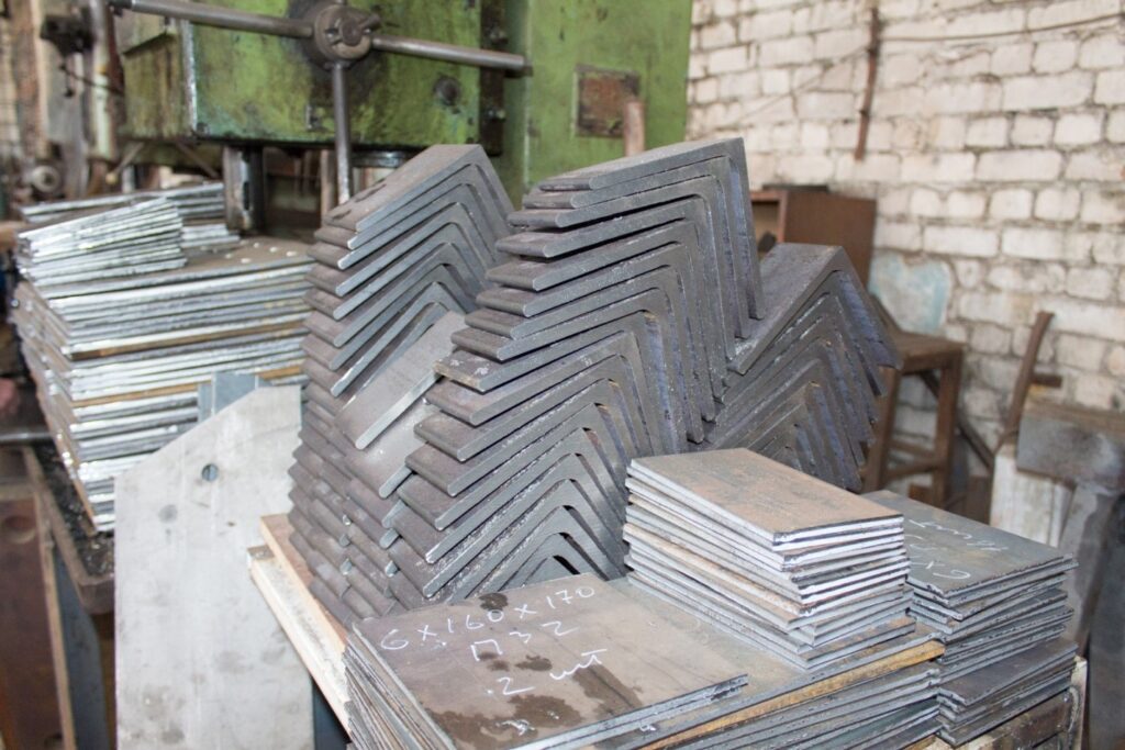 Рубка металла гильотиной